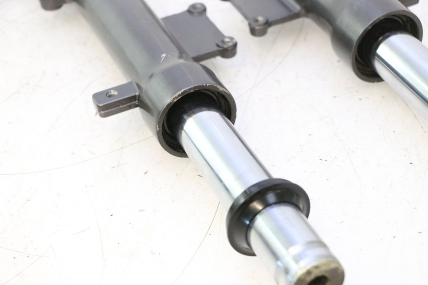 photo de Tubo de horquilla KYMCO AGILITY 4T 50 (2005 - 2018) - Primer plano técnico