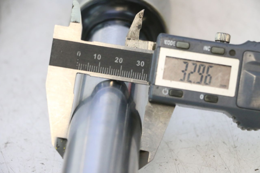 photo de BOTELLA HORQUILLA  SUZUKI BURGMAN 125 (2007 - 2014) - Detalle de la pieza