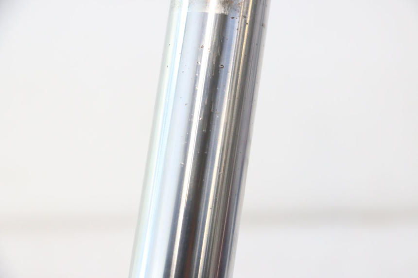 photo de BOTELLA HORQUILLA  SUZUKI BURGMAN 125 (2007 - 2014) - Primer plano técnico