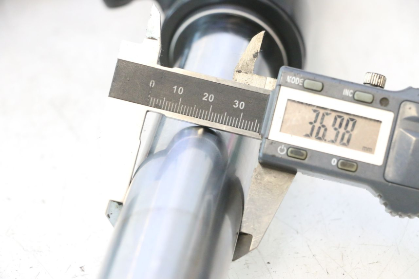 photo de BOTELLA HORQUILLA  PEUGEOT CITYSTAR 2T 50 (2018 - 2021) - Inspección visual detallada