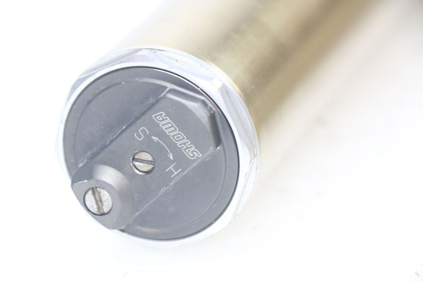 photo de TUBO DE HORQUILLA HONDA CRF 250 (2013 - 2016) - Primer plano de alta resolución