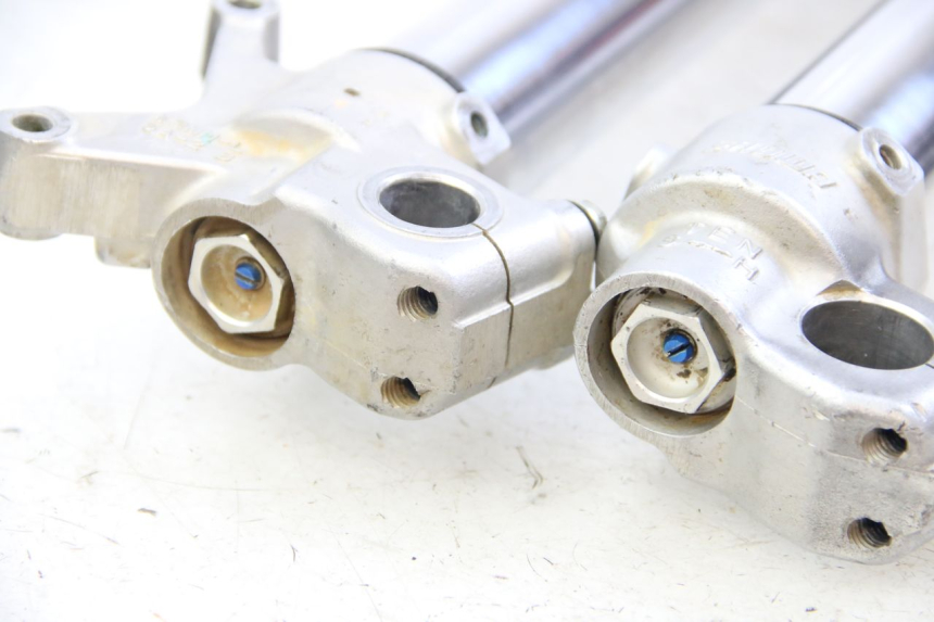 photo de TUBO DE HORQUILLA HONDA CRF 250 (2010 - 2013) - Detalles de los puntos de fijación