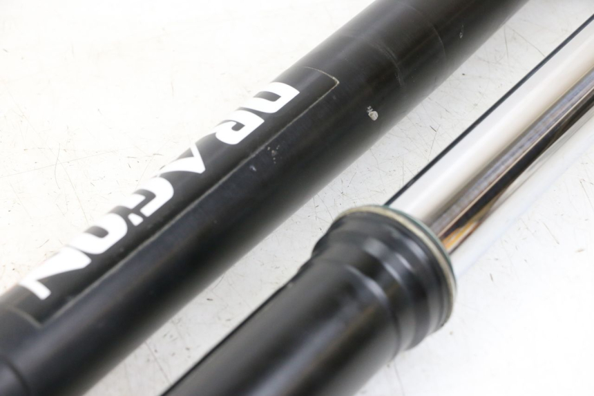 photo de BOTELLA HORQUILLA  HONDA CRF R 250 (2020 - 2021) - Primer plano de alta resolución