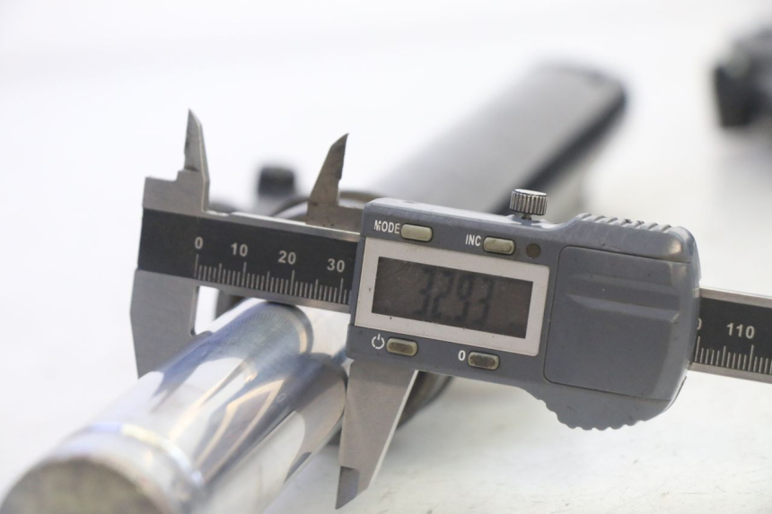 photo de BOTELLA HORQUILLA  SYM CROX 4T 50 (2016 - 2023) - Estado de la superficie y material