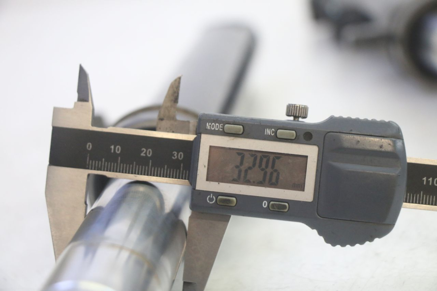 photo de BOTELLA HORQUILLA  SYM CROX 4T 50 (2016 - 2023) - Marcados y referencias originales