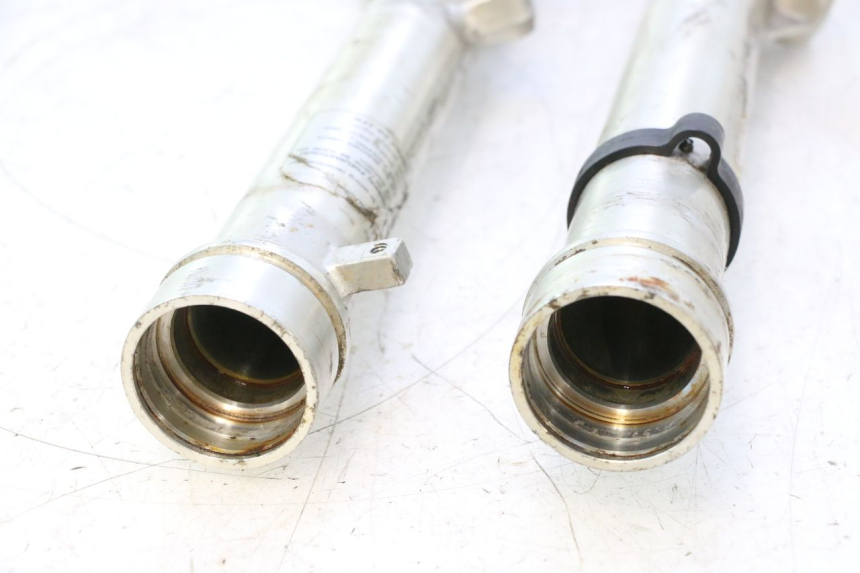 photo de BOTELLA HORQUILLA  SUZUKI DR S 600 (1985 - 1989) - Detalle de la pieza