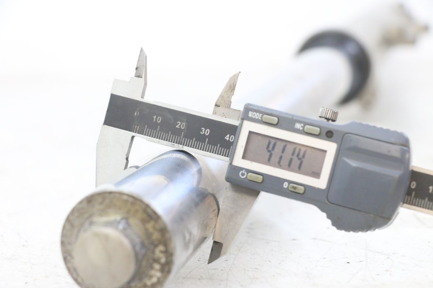 photo de TUBO DE HORQUILLA DERECHO YAMAHA FJ 3CX 1200 (1986 - 1996) - Zoom estado de uso