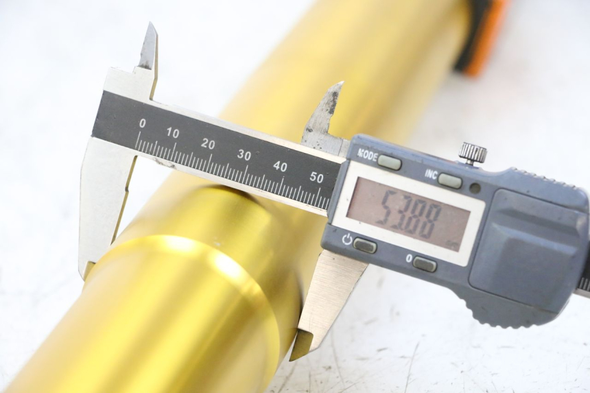 photo de BOTELLA HORQUILLA DERECHA  BMW G310 R 310 (2016 - 2020) - Zoom estado de uso