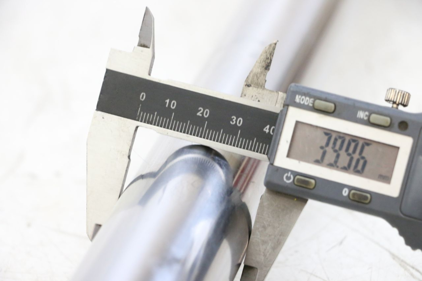 photo de BOTELLA HORQUILLA DERECHA  KAWASAKI GPZ RX 1000 (1986 - 1988) - Detalle de la pieza