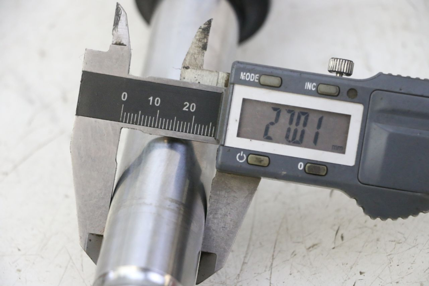 photo de BOTELLA HORQUILLA DERECHA  PEUGEOT KISBEE 4T 50 (2018 - 2022) - Detalle de la pieza