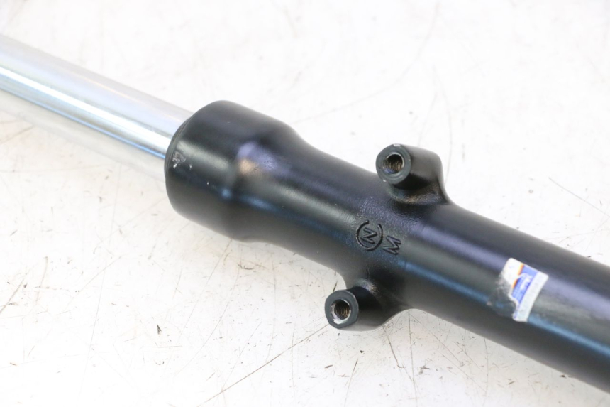 photo de BOTELLA HORQUILLA DERECHA  YAMASAKI STREET 50 (2013 - 2018) - Primer plano técnico