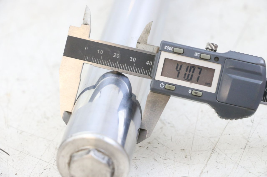 photo de TUBO DE HORQUILLA DERECHO SUZUKI SV N 650 (1999 - 2002) - Detalle de la pieza