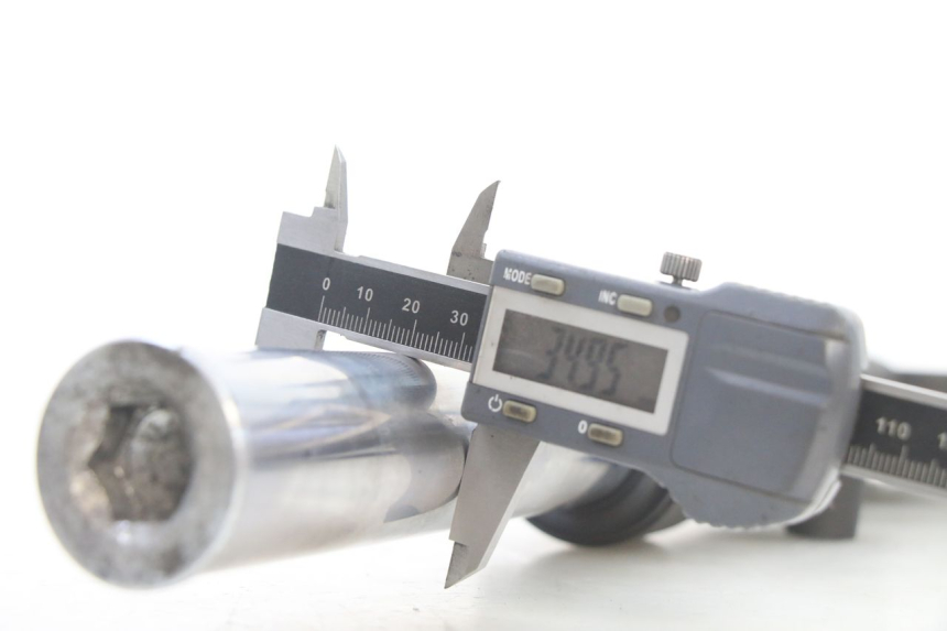 photo de BOTELLA HORQUILLA DERECHA  YAMAHA X-MAX XMAX 125 (2010 - 2013) - Detalles de los puntos de fijación