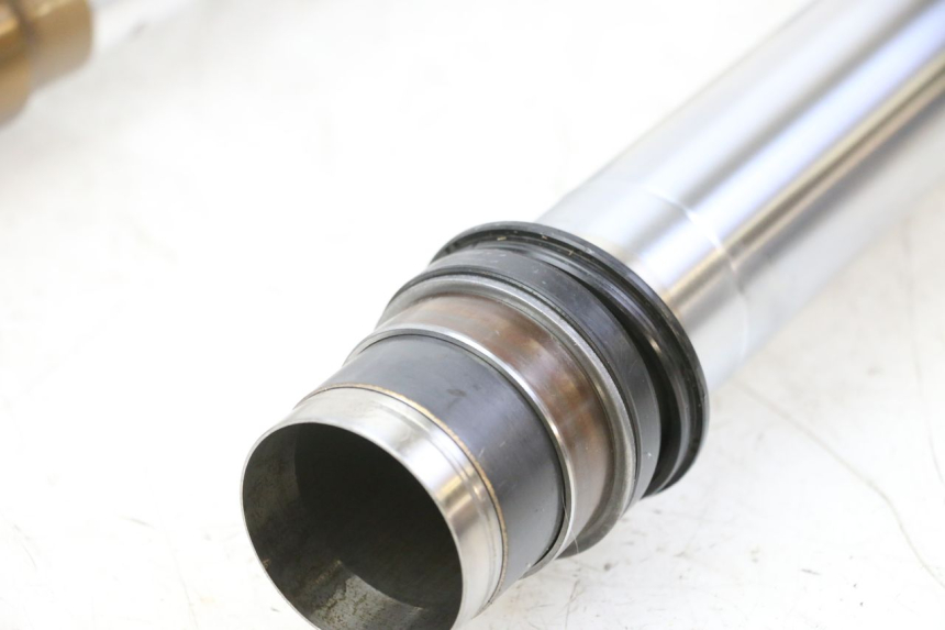 photo de BOTELLA HORQUILLA DERECHA  YAMAHA YZF YZ-F 450 (2014 - 2016) - Zoom sobre los componentes