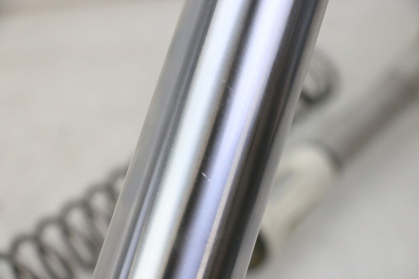 photo de BOTELLA HORQUILLA DERECHA  YAMAHA YZF YZ-F 450 (2014 - 2016) - Primer plano técnico