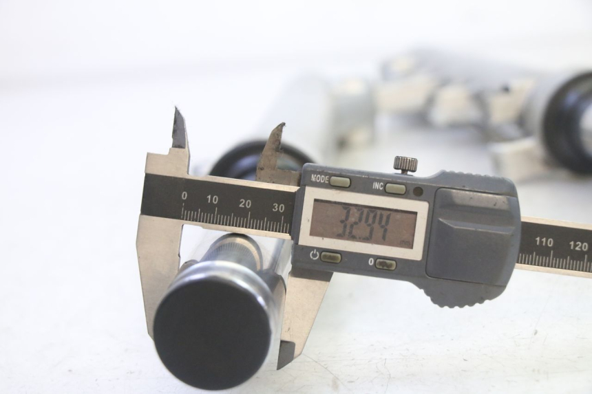 photo de BOTELLA HORQUILLA  HONDA FES S-WING SWING ABS 125 (2007 - 2015) - Primer plano de alta resolución