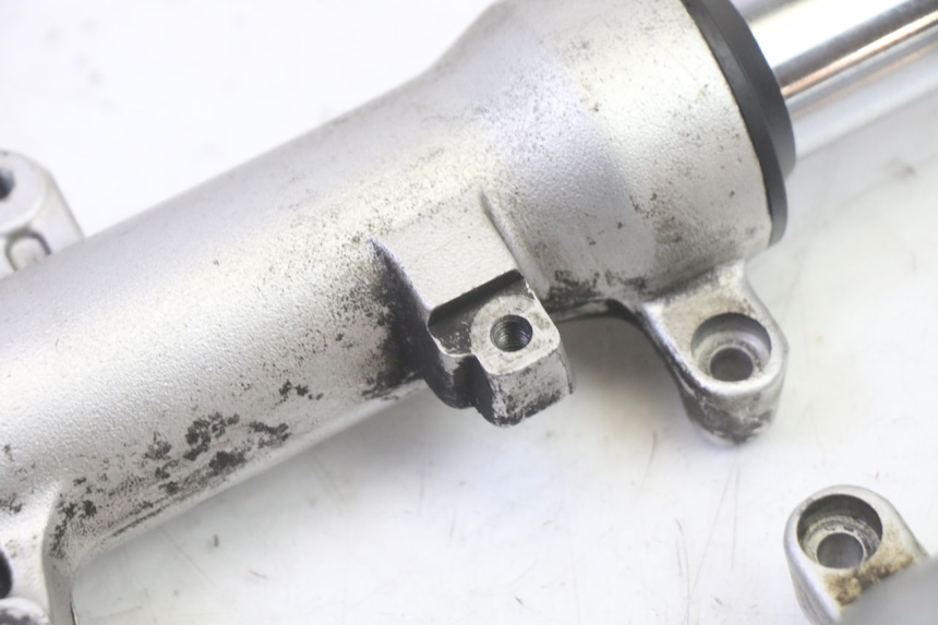 photo de BOTELLA HORQUILLA  HONDA FES S-WING SWING ABS 125 (2007 - 2015) - Primer plano técnico