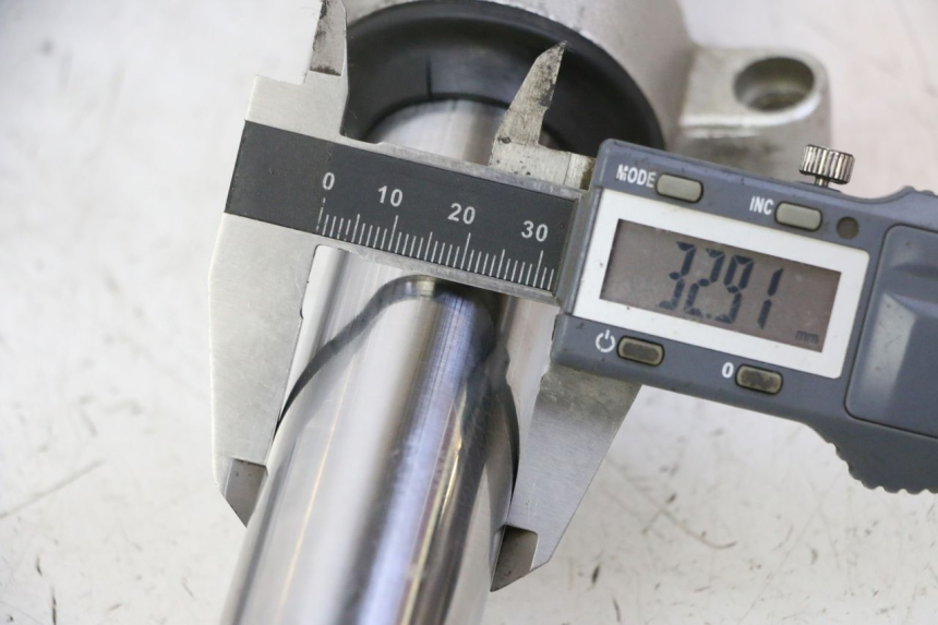 photo de BOTELLA HORQUILLA  HONDA FES S-WING SWING ABS 125 (2007 - 2015) - Detalle de la pieza