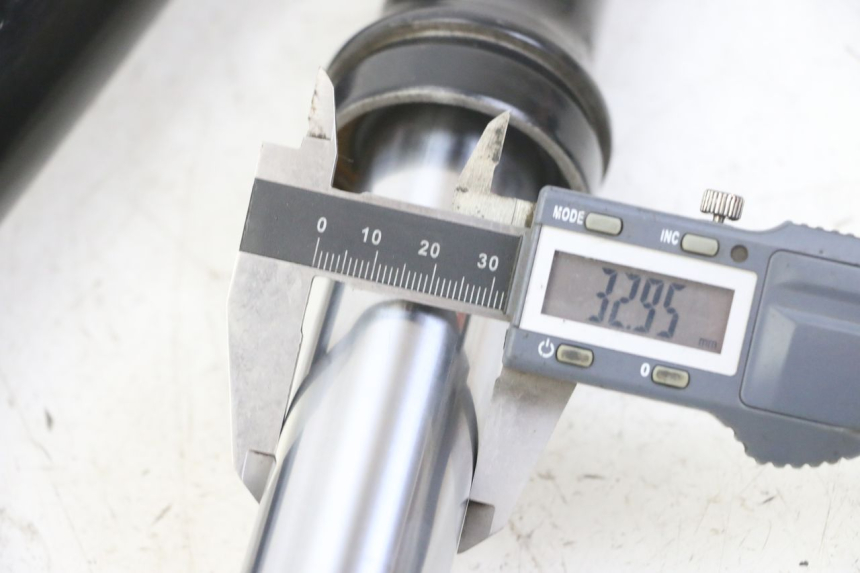 photo de BOTELLA HORQUILLA  SYM FIDDLE 3 III 50 (2014 - 2020) - Detalle de la pieza