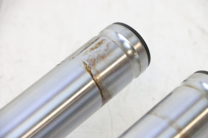 photo de BOTELLA HORQUILLA  SYM FIDDLE 3 III 50 (2014 - 2020) - Primer plano técnico