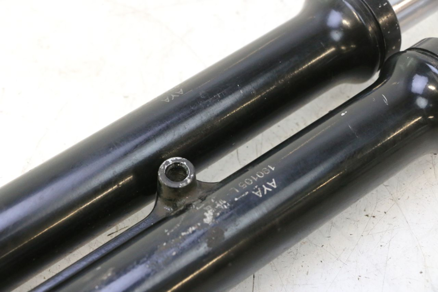 photo de BOTELLA HORQUILLA  SYM FIDDLE 3 III 50 (2014 - 2020) - Estado de la superficie y material
