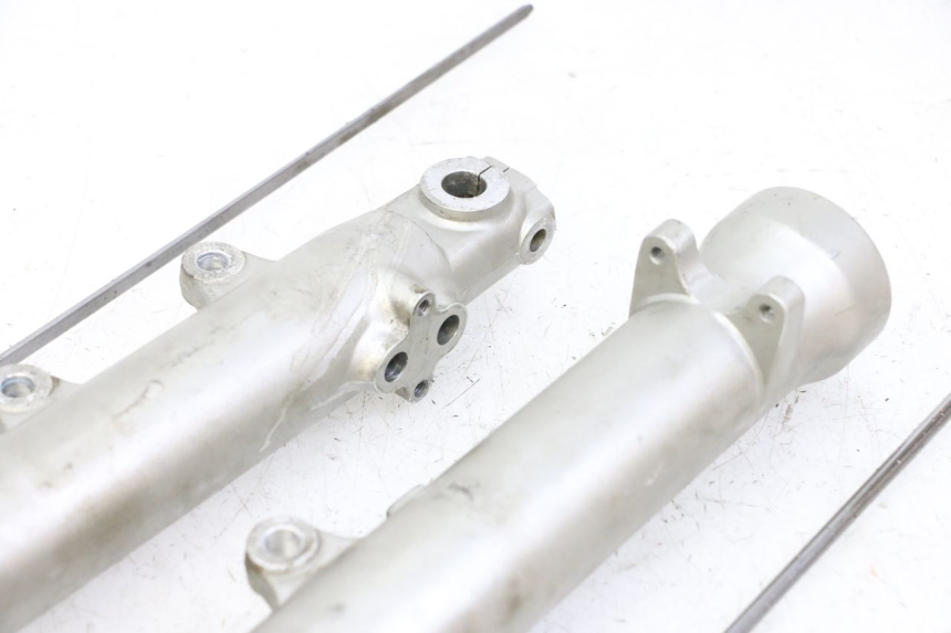 photo de BOTELLA HORQUILLA  YAMAHA FJ 36Y 1100 (1984 - 1985) - Detalles de los puntos de fijación