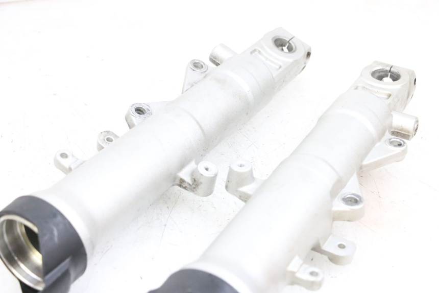 photo de BOTELLA HORQUILLA  YAMAHA FJR ABS 1300 (2006 - 2012) - Detalles de los puntos de fijación