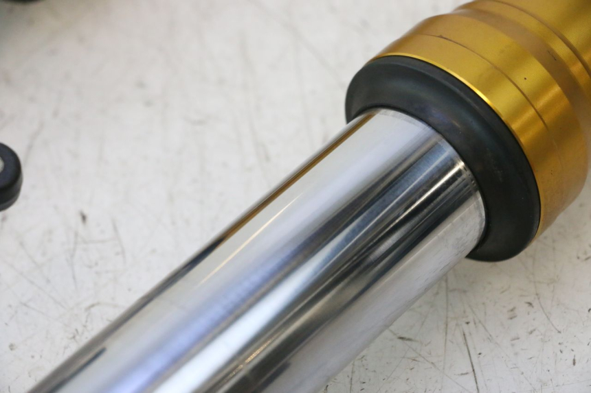 photo de BOTELLA HORQUILLA  YAMAHA FZ8 800 (2010 - 2016) - Primer plano de alta resolución