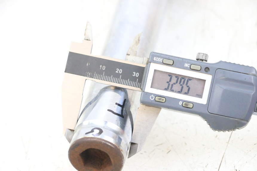 photo de TUBO DE HORQUILLA IZQUIERDA KYMCO DINK 4T 50 (2007 - 2018) - Zoom estado de uso