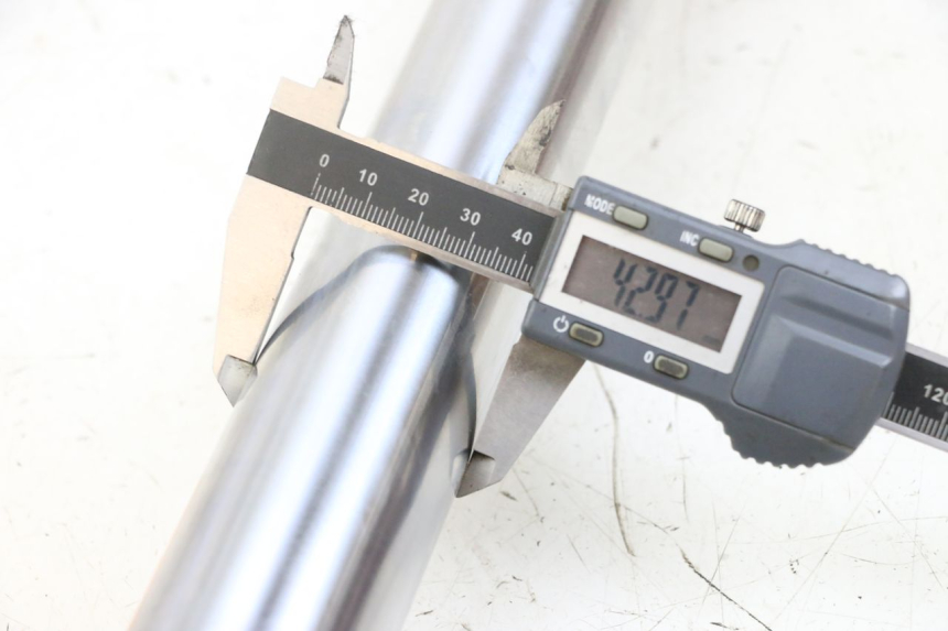 photo de BOTELLA HORQUILLA IZQUIERDA YAMAHA FZ6 N FAZER 600 (2004 - 2006) - Detalle de la pieza