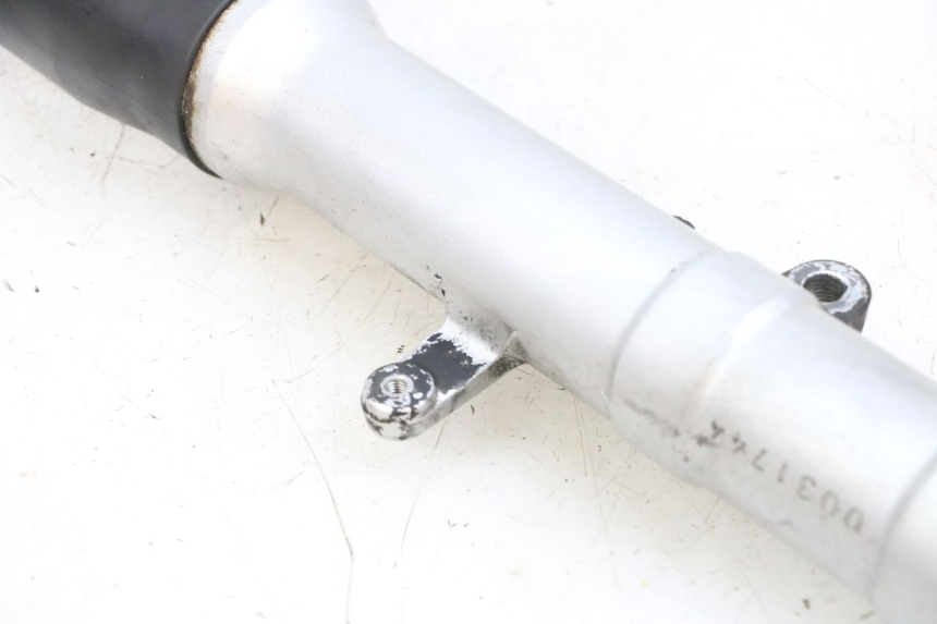 photo de BOTELLA HORQUILLA IZQUIERDA YAMAHA FZ6 N FAZER 600 (2004 - 2006) - Marcados y referencias originales