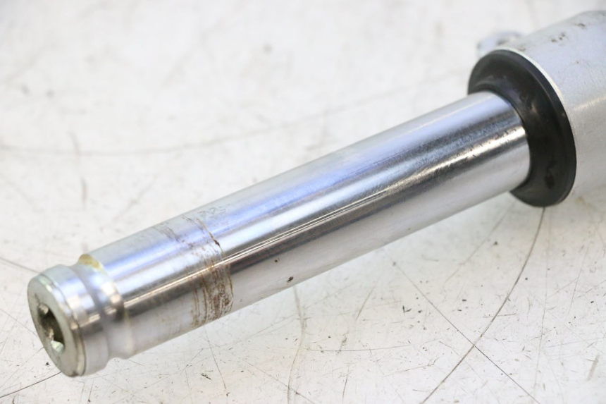photo de BOTELLA HORQUILLA IZQUIERDA PEUGEOT KISBEE 4T 50 (2018 - 2022) - Marcados y referencias originales