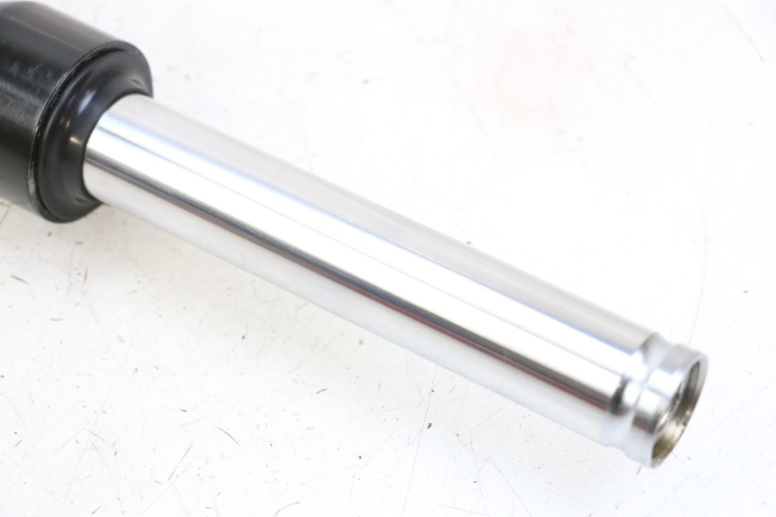 photo de BOTELLA HORQUILLA IZQUIERDA PEUGEOT TWEET 4T 50 (2023 - 2025) - Detalles de los puntos de fijación