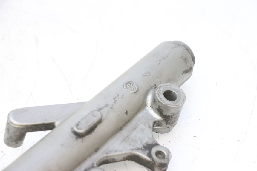 photo de BOTELLA HORQUILLA IZQUIERDA YAMAHA YP MAJESTY 125 (1998 - 2001) - Detalles de los puntos de fijación