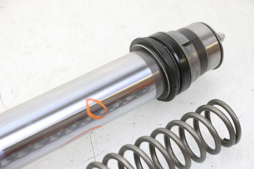 photo de BOTELLA HORQUILLA IZQUIERDA YAMAHA YZ 125 (1998 - 2005) - Características distintivas