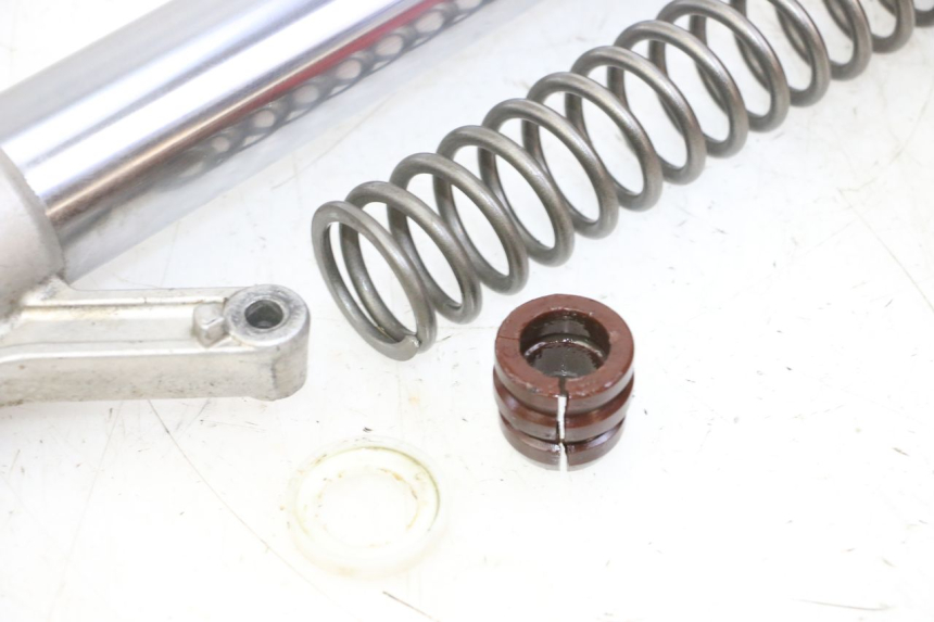 photo de BOTELLA HORQUILLA IZQUIERDA YAMAHA YZ 125 (1998 - 2005) - Primer plano de alta resolución