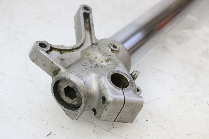 photo de BOTELLA HORQUILLA IZQUIERDA YAMAHA YZ 125 (1998 - 2005) - Primer plano técnico