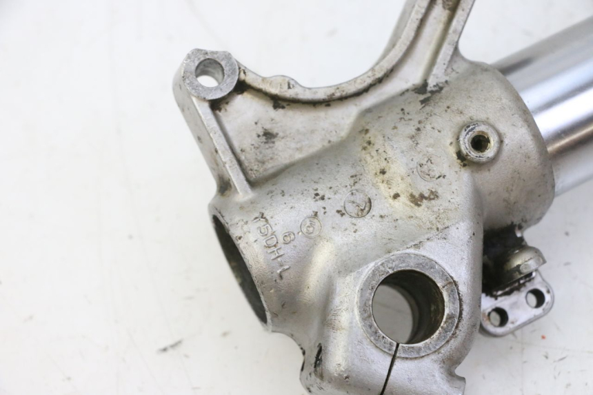 photo de BOTELLA HORQUILLA IZQUIERDA YAMAHA YZ 125 (1998 - 2005) - Detalles de los puntos de fijación