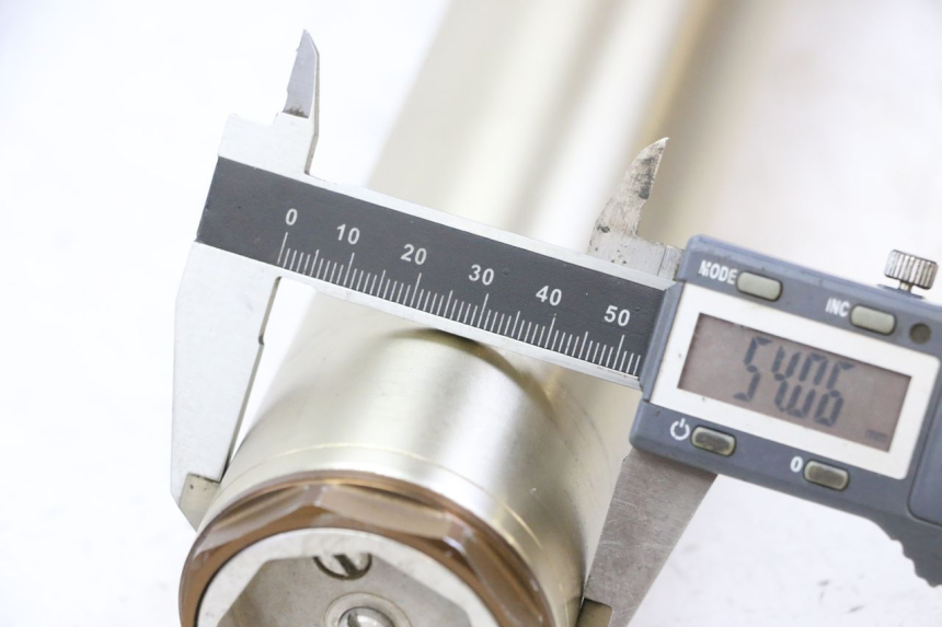 photo de BOTELLA HORQUILLA IZQUIERDA YAMAHA YZF YZ-F 450 (2014 - 2016) - Primer plano técnico