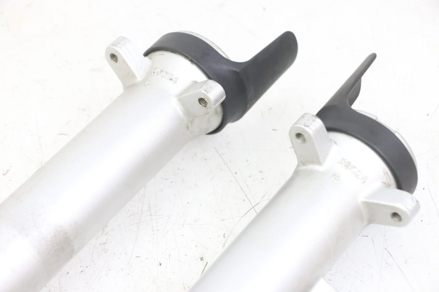 photo de BOTELLA HORQUILLA  SUZUKI GS GSE 500 (2001 - 2003) - Detalles de los puntos de fijación