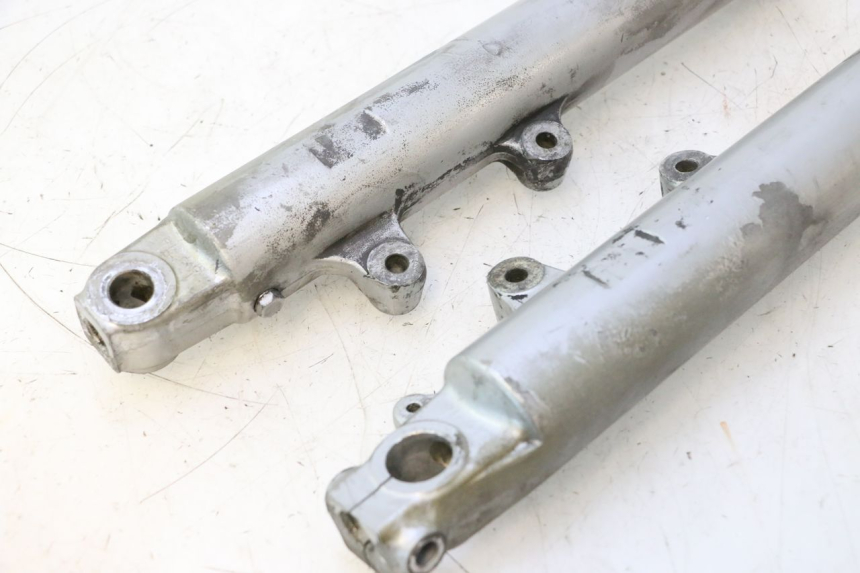 photo de BOTELLA HORQUILLA  SUZUKI GSX F GSXF 750 (1988 - 1998) - Detalles de los puntos de fijación