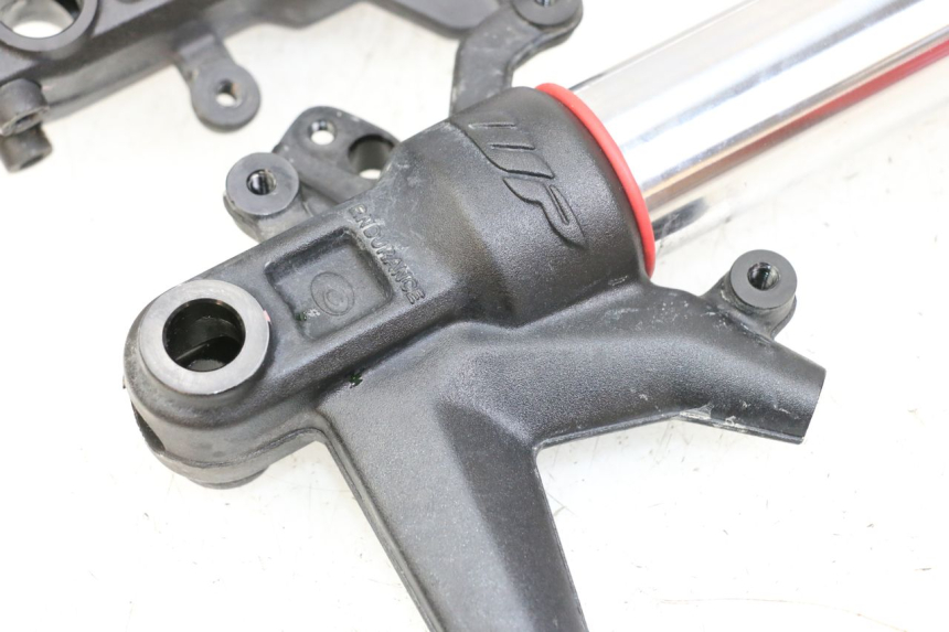 photo de BOTELLA HORQUILLA  HUSQVARNA SVARTPILEN 401 (2018 - 2023) - Características distintivas