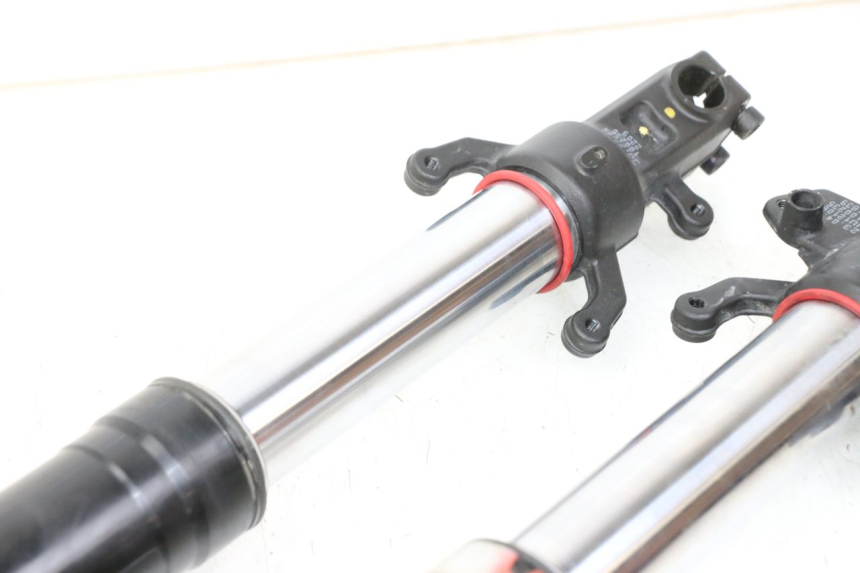 photo de BOTELLA HORQUILLA  HUSQVARNA SVARTPILEN 401 (2018 - 2023) - Primer plano técnico