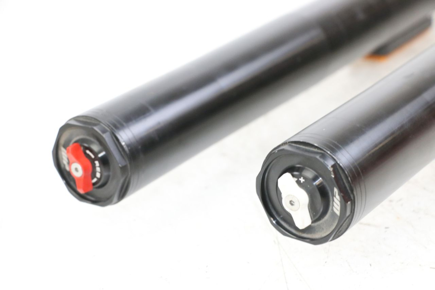 photo de BOTELLA HORQUILLA  HUSQVARNA SVARTPILEN 401 (2018 - 2023) - Detalles de los puntos de fijación