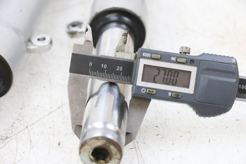 photo de BOTELLA HORQUILLA  PEUGEOT KISBEE 2T 50 (2010 - 2017) - Detalle de la pieza