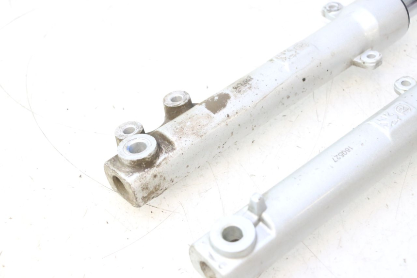 photo de BOTELLA HORQUILLA  PEUGEOT KISBEE 2T 50 (2010 - 2017) - Detalles de los puntos de fijación