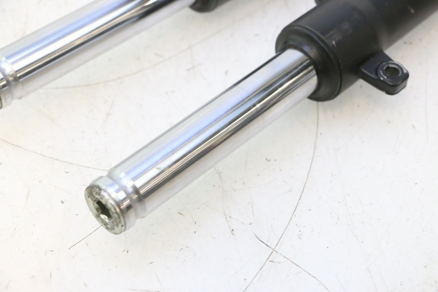 photo de BOTELLA HORQUILLA  PEUGEOT KISBEE 4T 50 (2023 - 2026) - Primer plano técnico