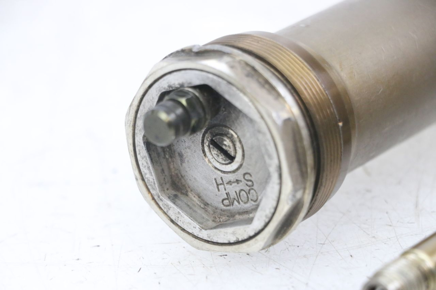 photo de BOTELLA HORQUILLA  KAWASAKI KX F KXF 450 (2009 - 2011) - Primer plano técnico