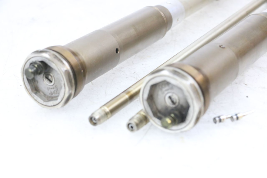 photo de BOTELLA HORQUILLA  KAWASAKI KX F KXF 450 (2009 - 2011) - Detalles de los puntos de fijación