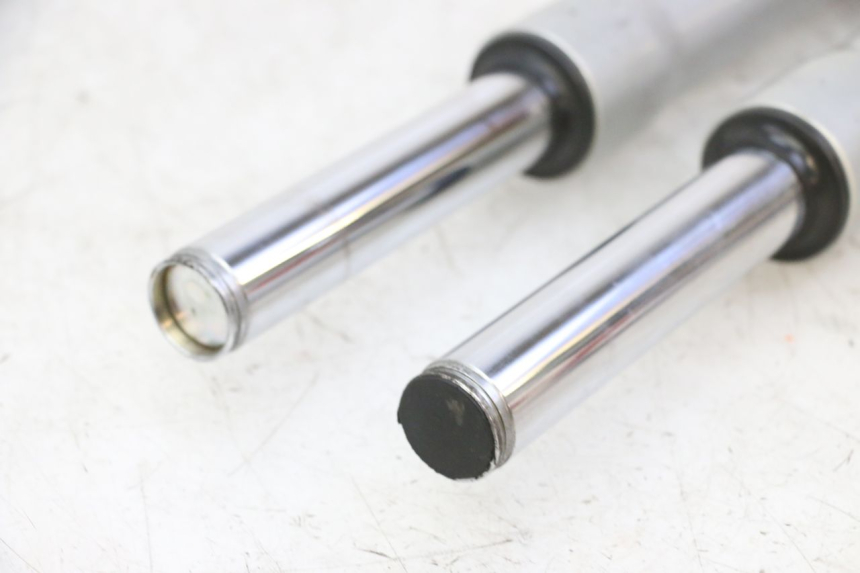 photo de BOTELLA HORQUILLA  PIAGGIO LIBERTY 125 (1998 - 2008) - Detalles de los puntos de fijación